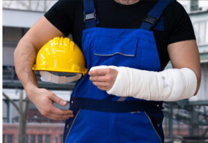 male construction worker with arm in cast